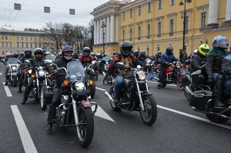 Una colonna dei motociclisti fotografie stock libere da diritti Una colonna dei motociclisti fotografie stock libere da diritti