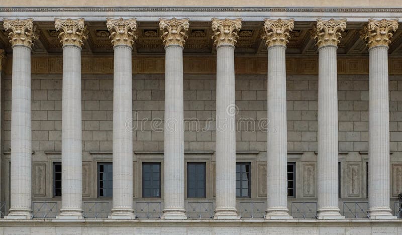 Una colonnato di una corte di diritto pubblico Una costruzione neoclassica con una fila delle colonne del corinthian