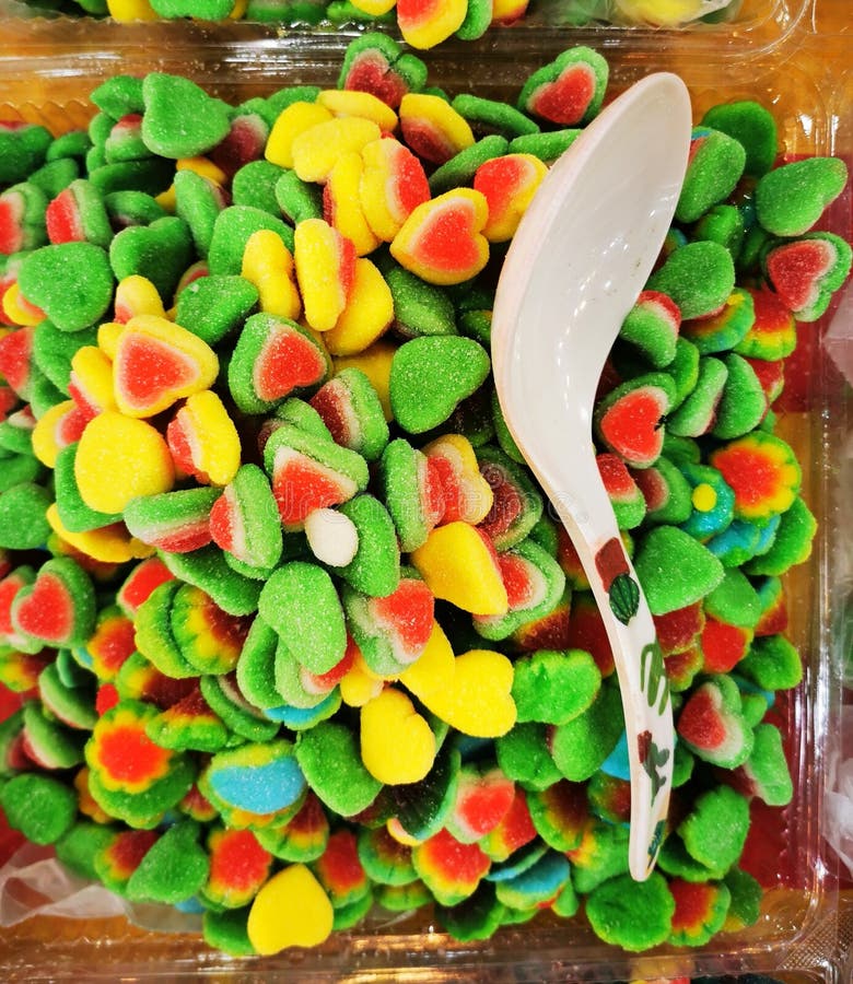 Una colorata assortimento di caramelle gommose a forma di cuore rivestite di zucchero con tonalità di colore rosso verde e blu. immagine stock libera da diritti