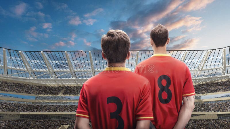 Una condizione di due calciatori contro lo stadio ammucchiato su fondo fotografia stock libera da diritti Una condizione di due calciatori contro lo stadio ammucchiato su fondo fotografia stock libera da diritti