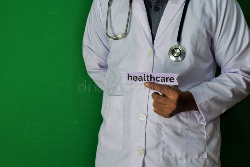 Una condizione di medico, tiene il testo della carta di sanità su fondo verde Concetto di sanità e medico fotografia stock Una condizione di medico, tiene il testo della carta di sanità su fondo verde Concetto di sanità e medico fotografia stock