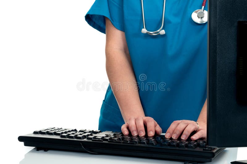 Una condizione femminile medico/dell'infermiera per digitare i dati
