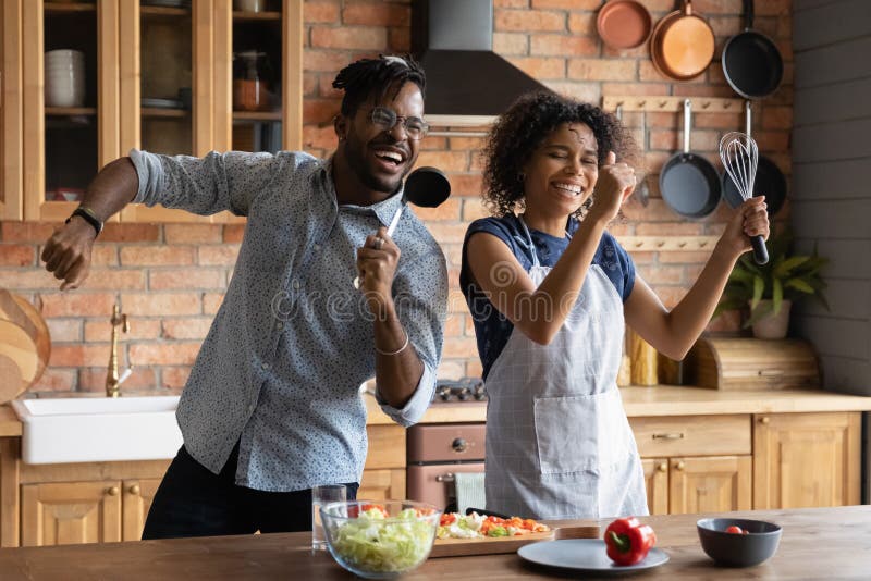 Una coppia afro-americana che canta in cucina