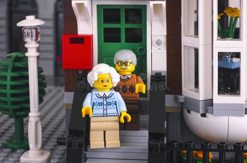 Una Coppia Di Anziani Lego in Piedi Sul Portico Della Loro Casa Immagine  Editoriale - Immagine di maggiore, moglie: 164534370