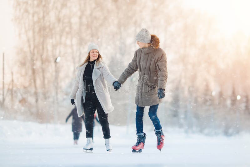Una coppia di appassionati di pattinaggio sul ghiaccio che si divertono durante le vacanze invernali sulla neve