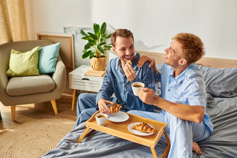 Una coppia di innamorati condivide la colazione insieme fotografie stock libere da diritti