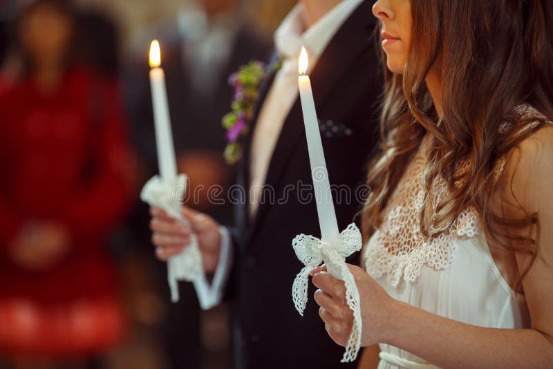 Una coppia di nozze prega durante il candl della tenuta di cerimonia del engagemnt fotografia stock Una coppia di nozze prega durante il candl della tenuta di cerimonia del engagemnt fotografia stock