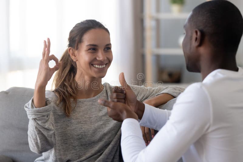 Una coppia di sordi di razza mista che usa il linguaggio dei segni per comunicare