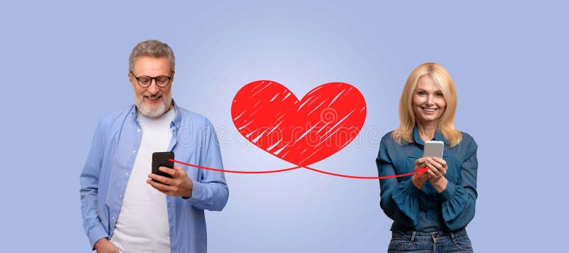 Una coppia festeggia l'amore a St.. San Valentino con gli smartphone in mano fotografia stock libera da diritti