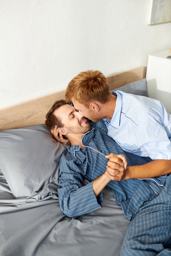 Una coppia gay allegra condivide un fotografia stock libera da diritti