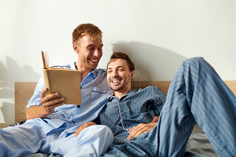 Una coppia gay allegra condivide un immagine stock