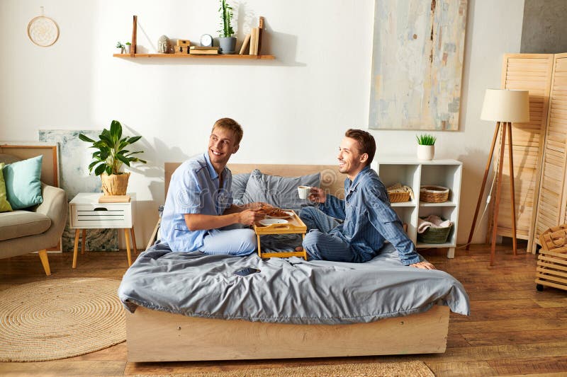 A una coppia gay amorevole piace la colazione fotografia stock libera da diritti