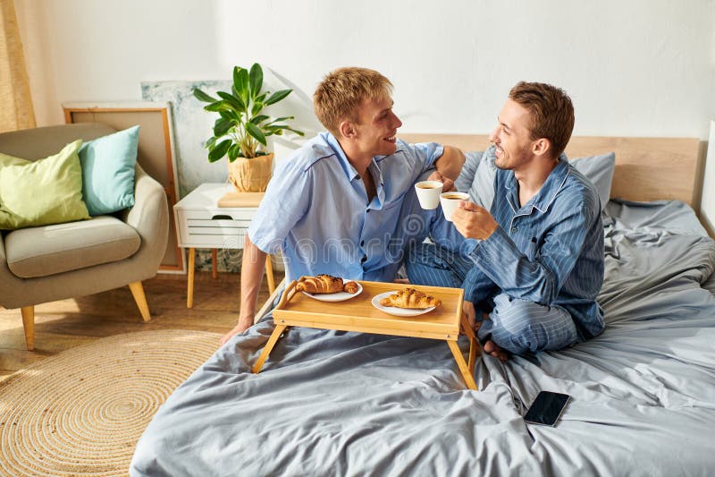 A una coppia gay amorevole piace la colazione fotografie stock libere da diritti