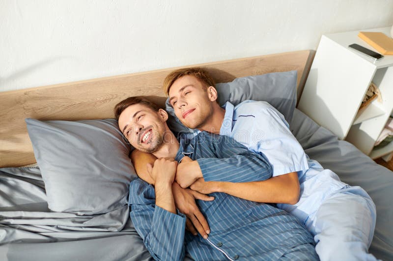 Una coppia gay gioiosa in pigiama fotografie stock libere da diritti