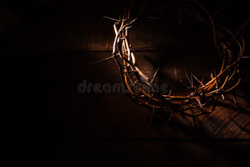 Una corona delle spine su un fondo di legno Tema di Pasqua