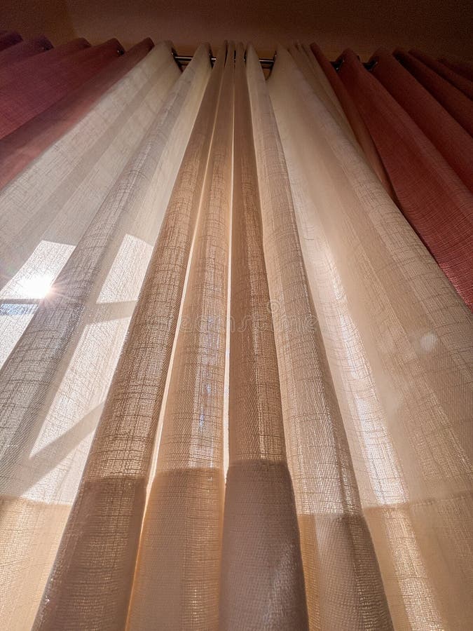 Una cortina bianca spenta con una serie di linee e punti immagine stock