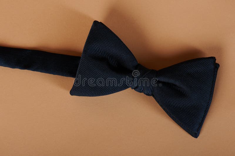 Una cravatta a farfalla blu di colore fotografia stock Una cravatta a farfalla blu di colore fotografia stock