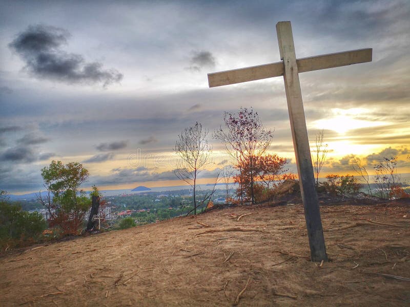 Una cruz en el top de la colina antes de la caída de la puesta del sol fotografía de archivo libre de regalías Una cruz en el top de la colina antes de la caída de la puesta del sol fotografía de archivo libre de regalías
