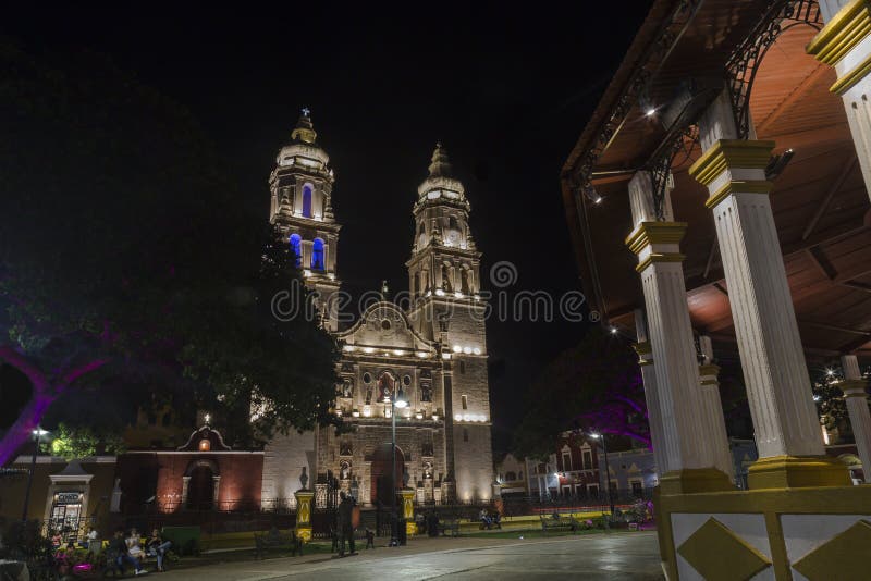 Una de las atracciones más hermosas de Campeche, es su catedral, situada al lado de la plaza principal, en la 55. a calle entre 8 imagenes de archivo