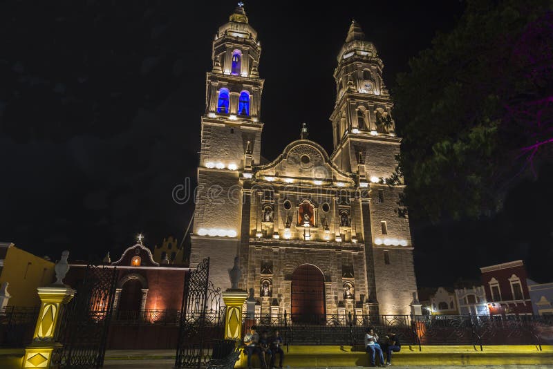 Una de las atracciones más hermosas de Campeche, es su catedral, situada al lado de la plaza principal, en la 55. a calle entre 8 foto de archivo