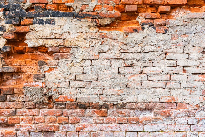 Una de las paredes de ladrillo del edificio de una antigua fábrica de vidrio del siglo XIX, construida al estilo barroco en la Si. Una de las paredes de ladrillo del edificio de una antigua fábrica de vidrio del siglo XIX, construida al estilo barroco en la parte trasera de Siberia, en el territorio de Krasnoyarsk