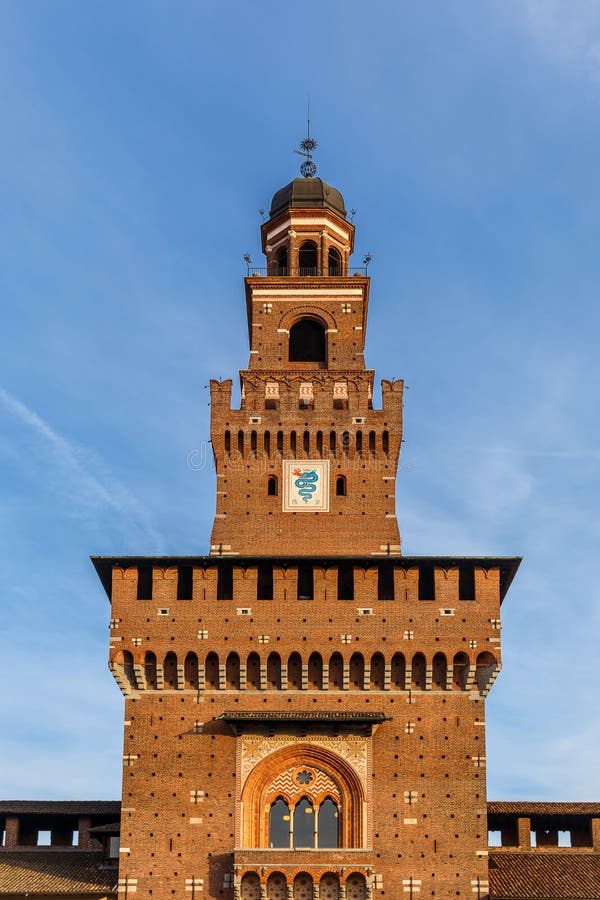 Una de las torres del castillo de Sforza en Milán imagen de archivo libre de regalías Una de las torres del castillo de Sforza en Milán imagen de archivo libre de regalías