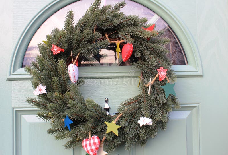 Una decorazione di Natale sulla porta d'ingresso della casa fotografia stock Una decorazione di Natale sulla porta d'ingresso della casa fotografia stock