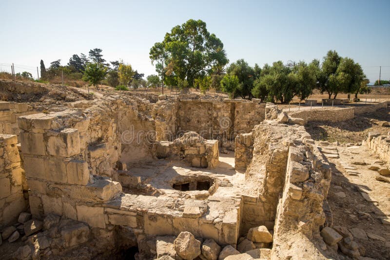 Una delle stanze con un grande foro nel pavimento in rovine antiche della città di Amathus, Limassol fotografie stock libere da diritti Una delle stanze con un grande foro nel pavimento in rovine antiche della città di Amathus, Limassol fotografie stock libere da diritti