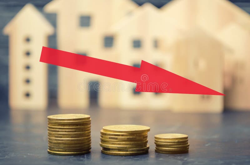 Una disminución en precios de la propiedad concepto de despoblación interés descendente en la hipoteca reducción en la demanda pa foto de archivo libre de regalías Una disminución en precios de la propiedad concepto de despoblación interés descendente en la hipoteca reducción en la demanda pa foto de archivo libre de regalías