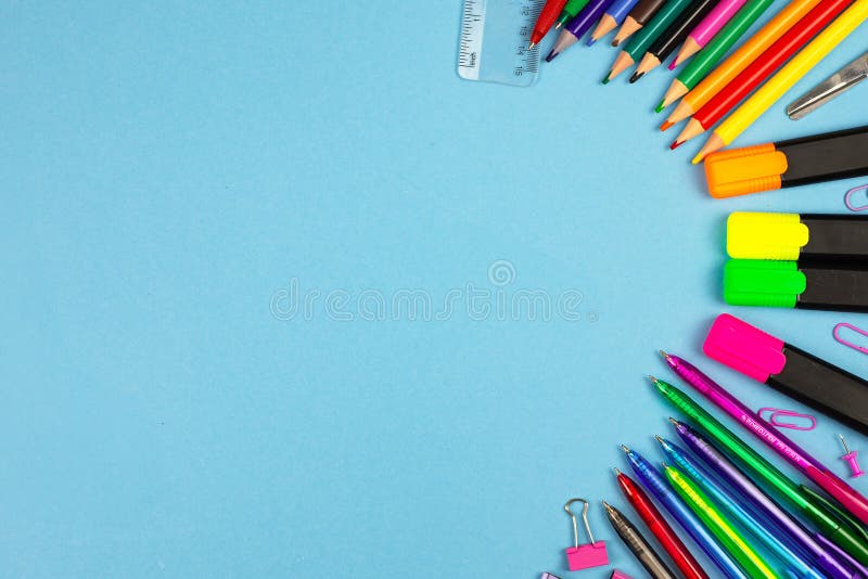 Una disposizione di decorazioni colorate posizionate su uno sfondo blu fotografie stock