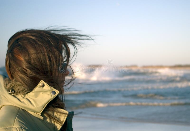 Una donna ad un mare molto ventoso fotografia stock Una donna ad un mare molto ventoso fotografia stock