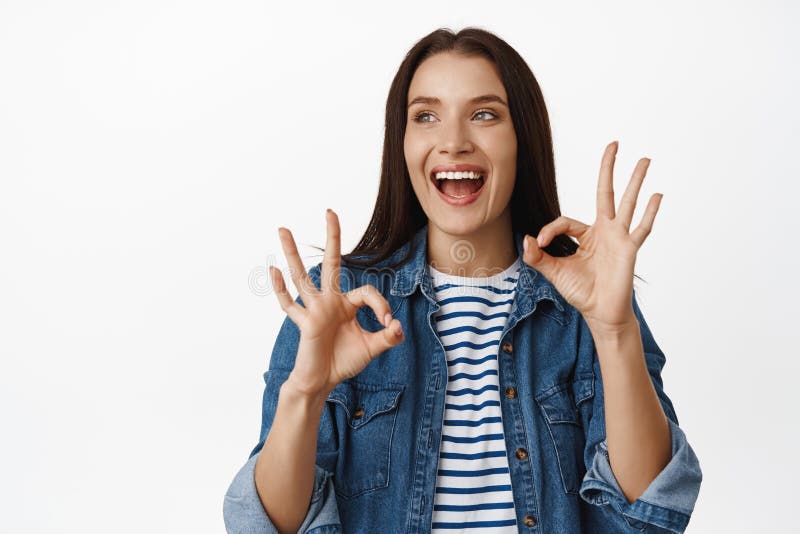 Una donna adulta felice ha apprezzato un po' di figa consigliando di guardare la vendita e sorridendo felice di fare un buon gesto fotografia stock libera da diritti