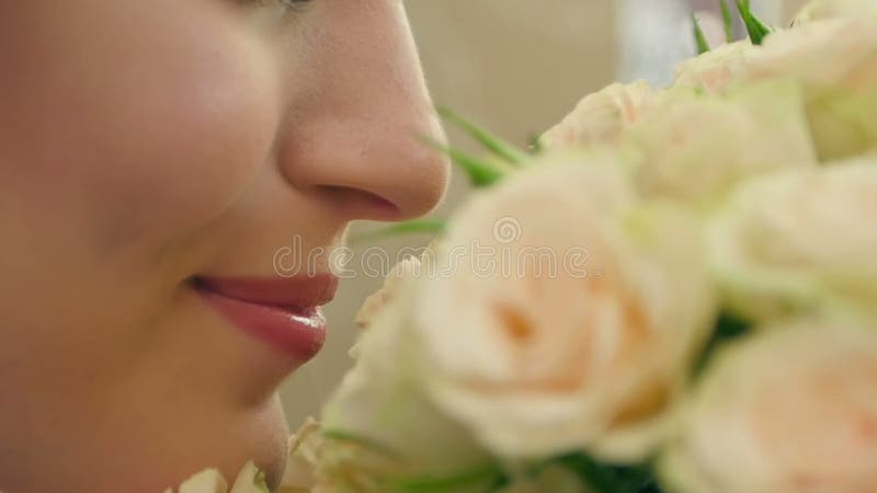 Una donna annusa il bouquet delle rose rosa in studio