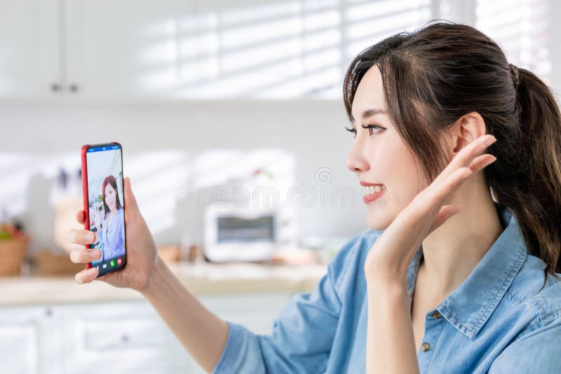 Una donna asiatica ha fatto una video chat fotografia stock