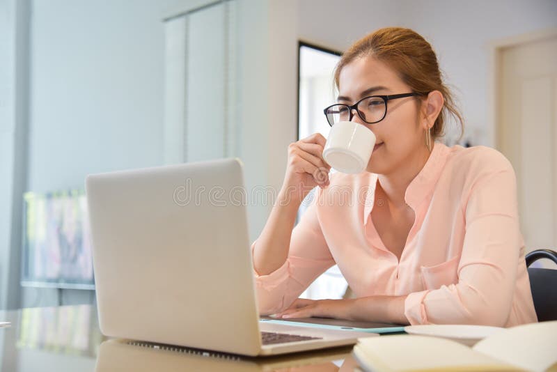 Una donna che fa compera online a casa immagine stock Una donna che fa compera online a casa immagine stock