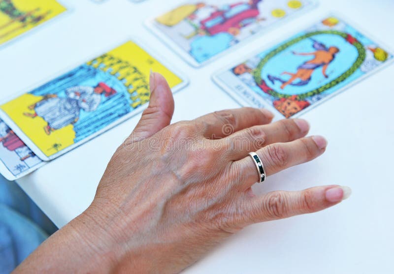 Carte In Cui Si Legge Il Futuro Una Donna Che Legge Il Futuro E La Fortuna Nelle Carte Di Tarocchi