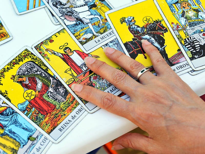 Carte In Cui Si Legge Il Futuro Una Donna Che Legge Il Futuro E La Fortuna Nelle Carte Di Tarocchi