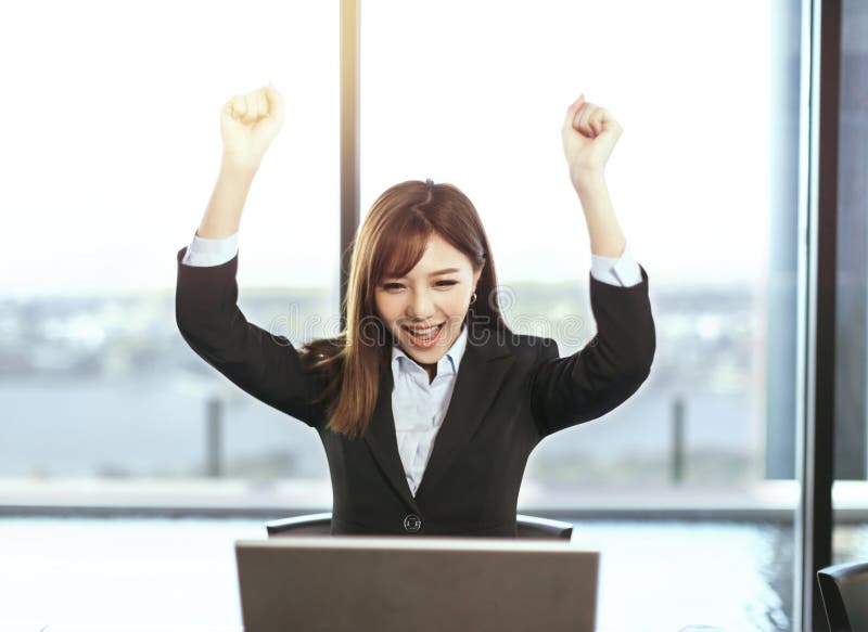 Una donna d'affari di successo con le mani in alto fotografia stock libera da diritti Una donna d'affari di successo con le mani in alto fotografia stock libera da diritti