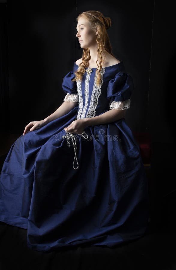 Una donna del secolo del Rinascimento con un abito blu di seta