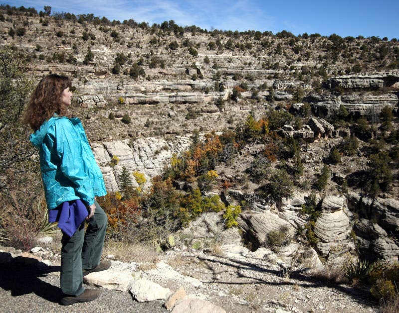 Una donna fa un'escursione in canyon della noce fotografia stock libera da diritti Una donna fa un'escursione in canyon della noce fotografia stock libera da diritti
