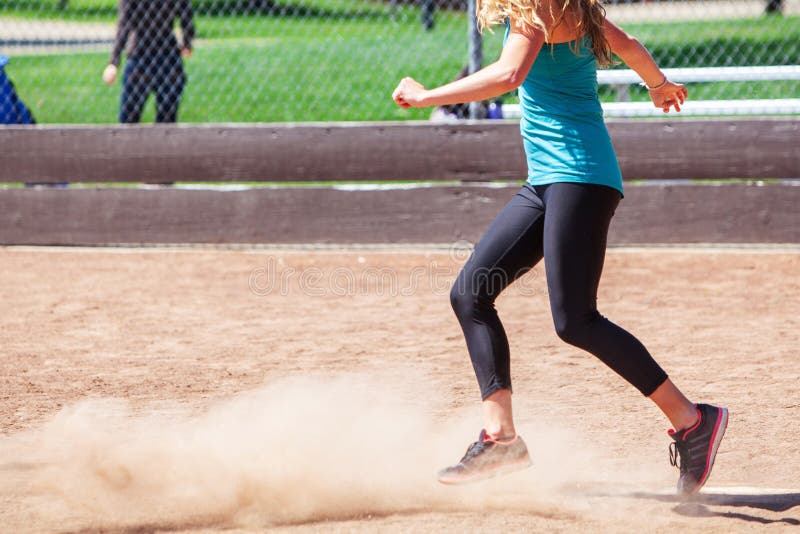 Una donna gioca di Kickball immagini stock libere da diritti Una donna gioca di Kickball immagini stock libere da diritti