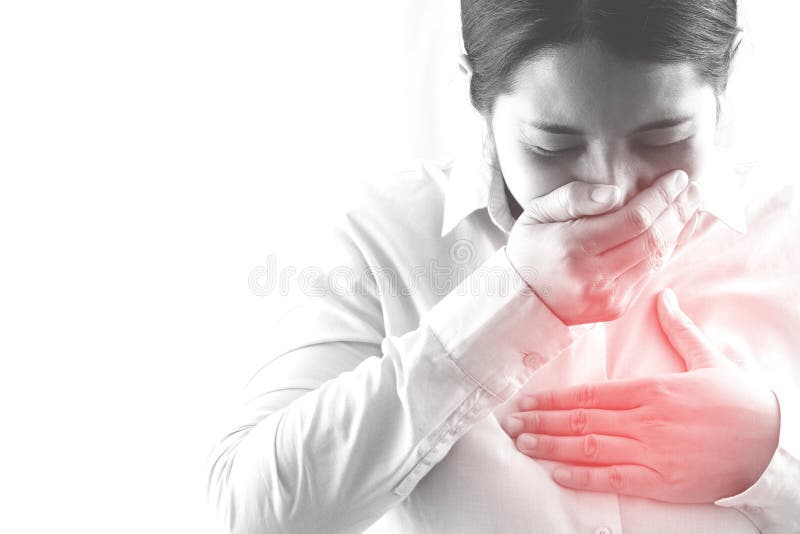 Una donna ha i sintomi di sputum da tosse