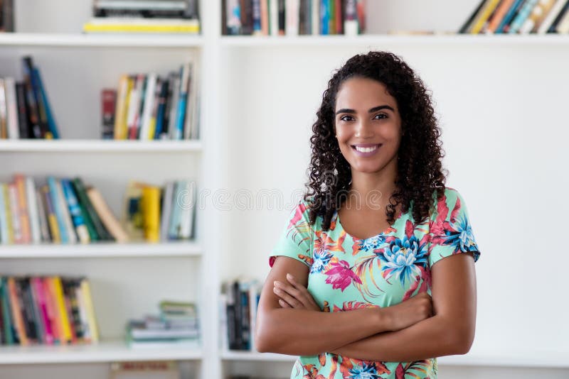 Una donna latinoamericana ridente con spazio fotografico fotografia stock