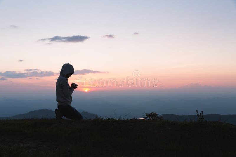 Una donna prega Dio sulla montagna Pregare per la fede nella religione e per la fede in Dio sulla benedizione Potere di