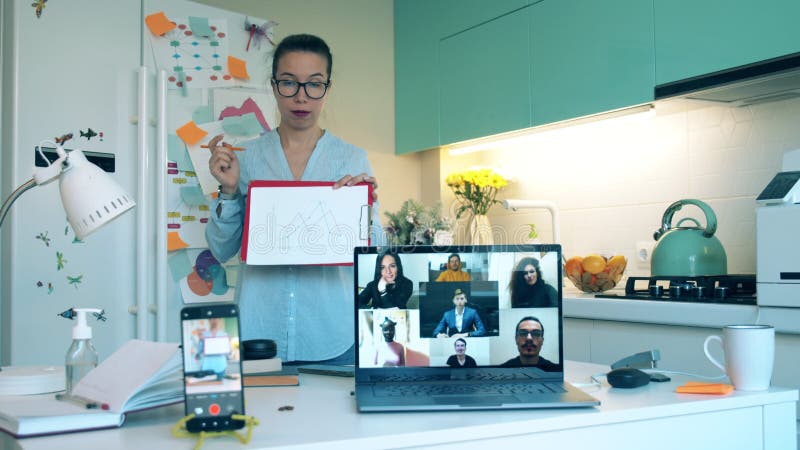 Una donna specializzata sta filmando se stessa durante un incontro online. gruppo di colleghi che parlano tramite l'app per videoc