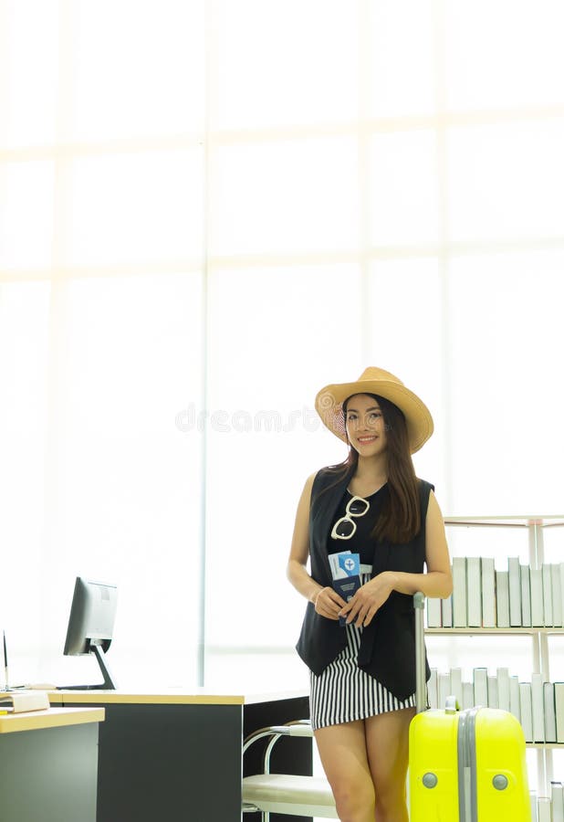 Una donna sta andando al viaggio dell'estate immagini stock libere da diritti Una donna sta andando al viaggio dell'estate immagini stock libere da diritti