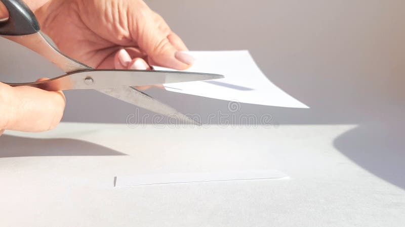 Una Donna Taglia a Mano Un Foglio Di Carta Bianca Con Forbici E Taglia Gli  Angoli. Concetto Di Chiusura Immagine Stock - Immagine di handmade, mano:  211822337