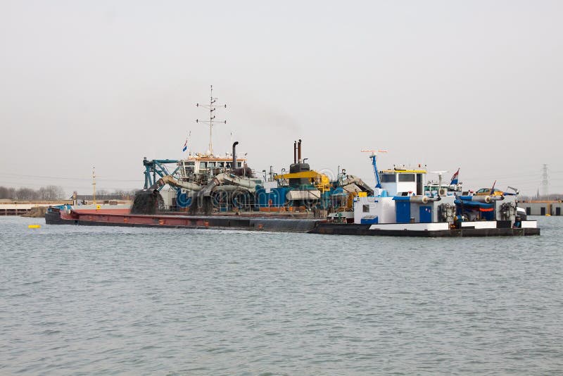 Una dragatrice al lavoro fotografie stock