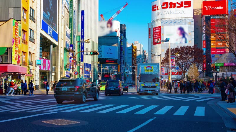 Una escala de tiempo del cruce en la ciudad urbana de shinjuku tokyo inclinación de tiro ancho