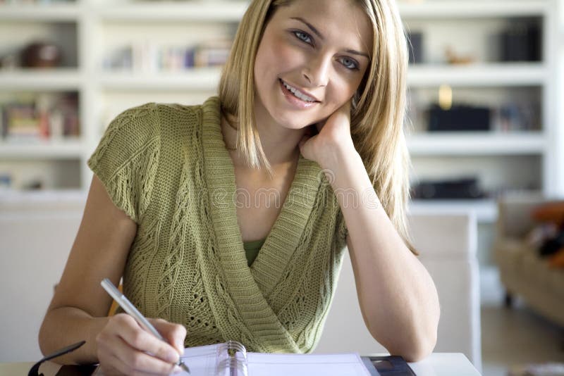 Una escritura de la mujer en su agenda imagenes de archivo Una escritura de la mujer en su agenda imagenes de archivo